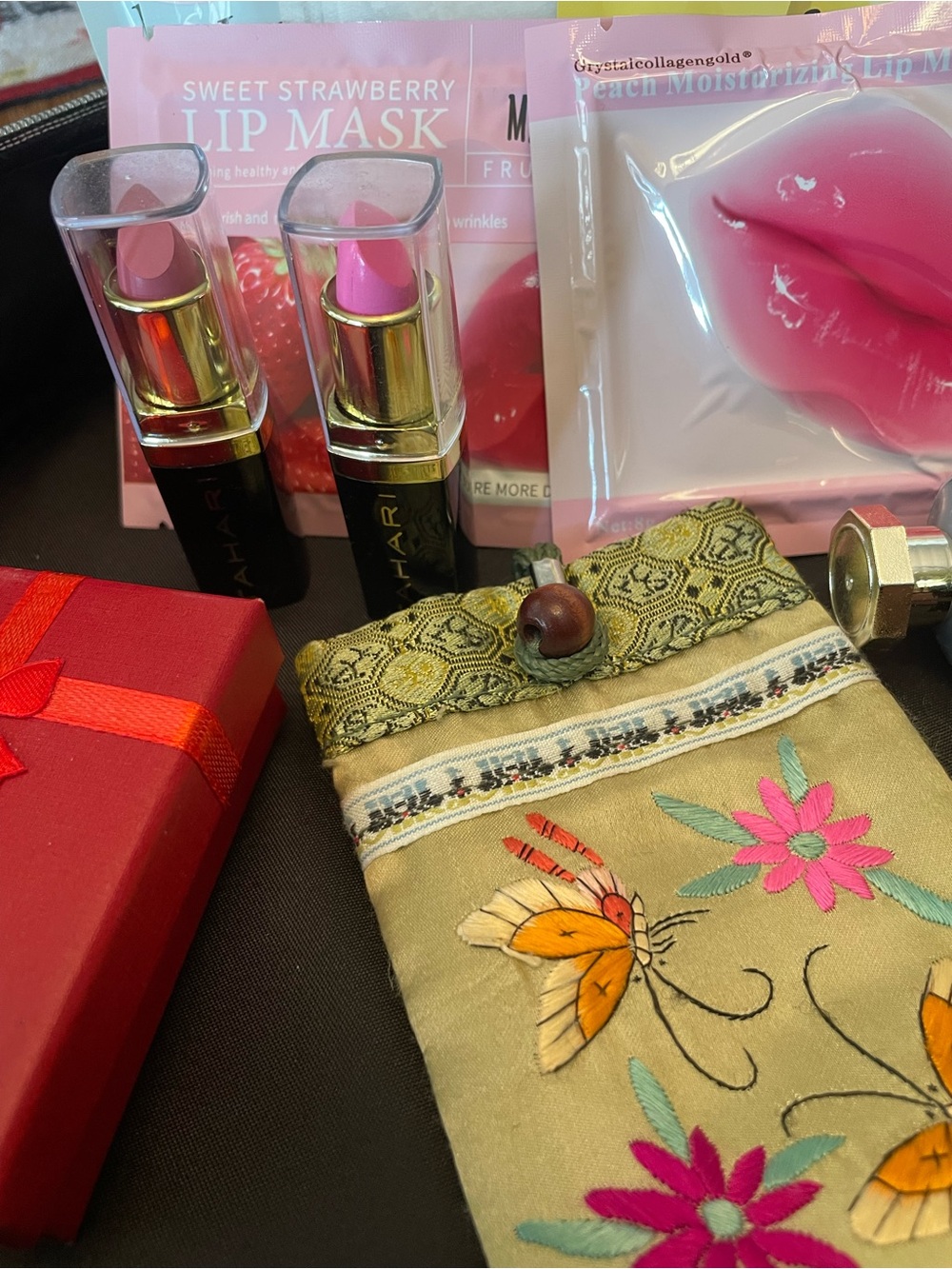 Beauty bundle / Cosmetic Case/ Face Masks / Lip masks / Tahari Lipsticks / Boxes - Picture 5 of 14